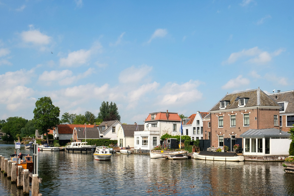 De Fietsboot vertrekt vanuit Nieuwersluis. De Fietsboot vaart over de Vecht op het stuk tussen Nieuwersluis en Oud-Zuilen met stops in Breukelen en Maarssen