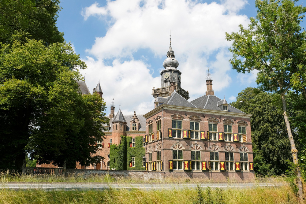 Kasteel Nijenrode werd in 1946 universiteit, varen over de Vecht met de Fietsboot