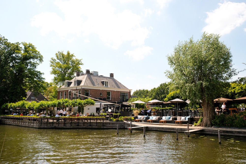 Buitenplaats Slangevegt met een top-terras aan het water