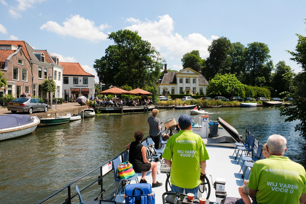 In de bocht bij Maarssen ligt Huis ten Bosch. De Fietsboot vaart over de Vecht op het stuk tussen Nieuwersluis en Oud-Zuilen met stops in Breukelen en Maarssen