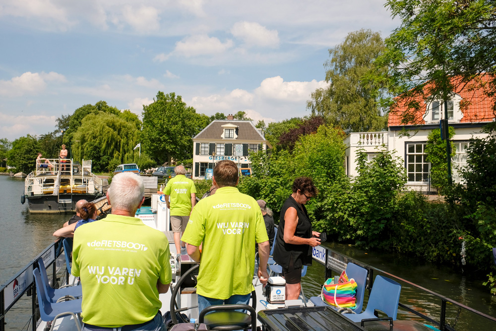 De Fietsboot vaart over de Vecht op het stuk tussen Nieuwersluis en Oud-Zuilen met stops in Breukelen en Maarssen