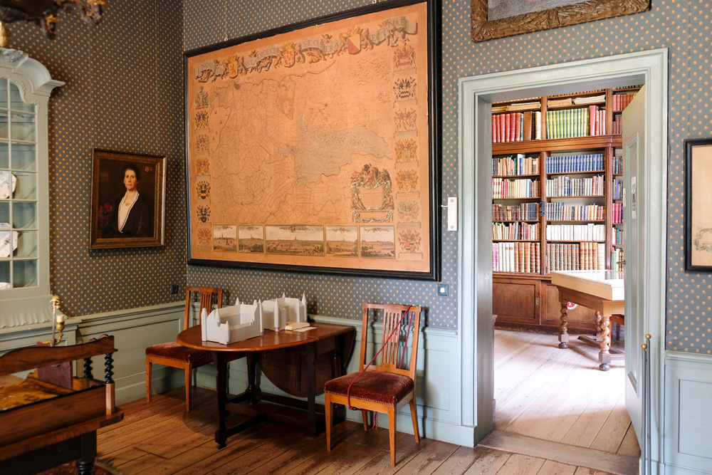 Doorkijkje van werkkamer naar bibliotheek in Slot Zuylen. Slot Zuylen in Oud-Zuilen