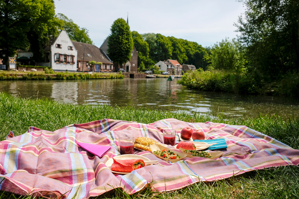 Picknicken langs de Vecht met uitzicht op Oud-Zuilen