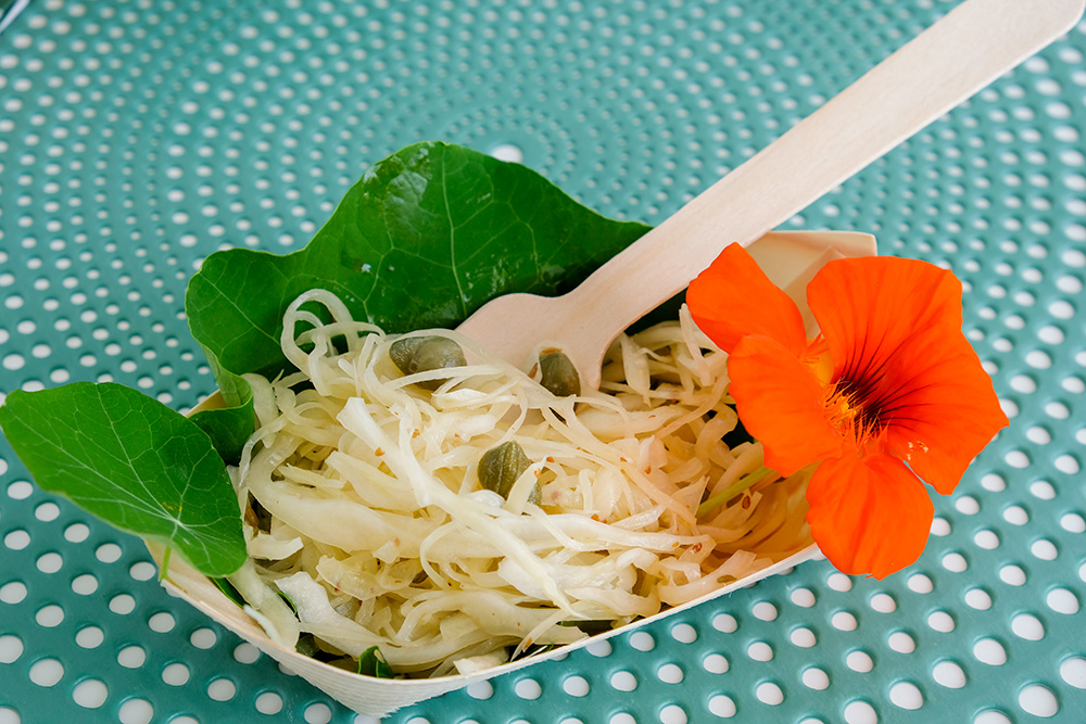 Witte kool-salade op een blad van Oost-Indische kers