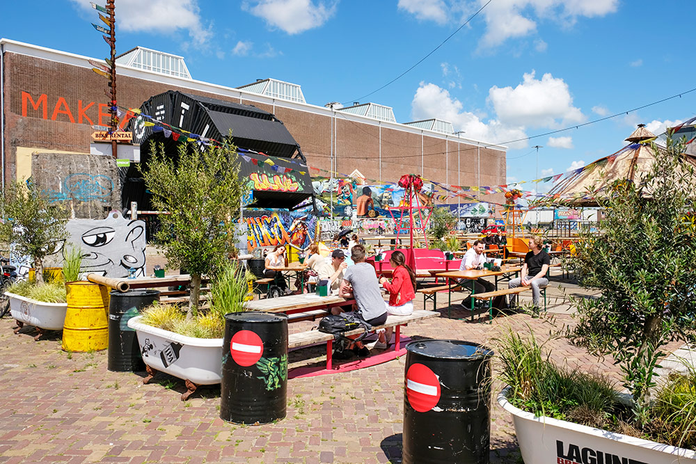 IJver: terras met uitzicht op het NDSM-plein, Amsterdam-Noord, wandelroute