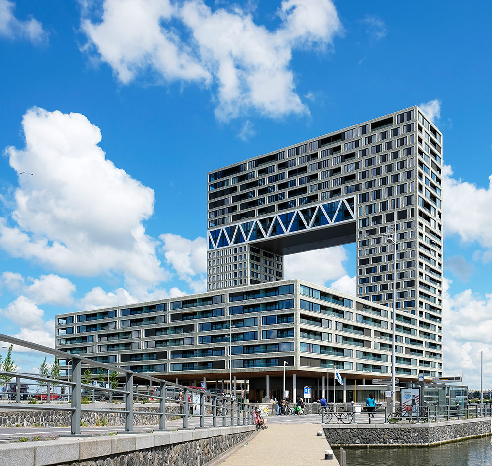 Pontsteiger, een van de iconische nieuwbouwcomplexen in Amsterdam. Wandelroute Amsterdam-Noord, wandelen, duurzaam