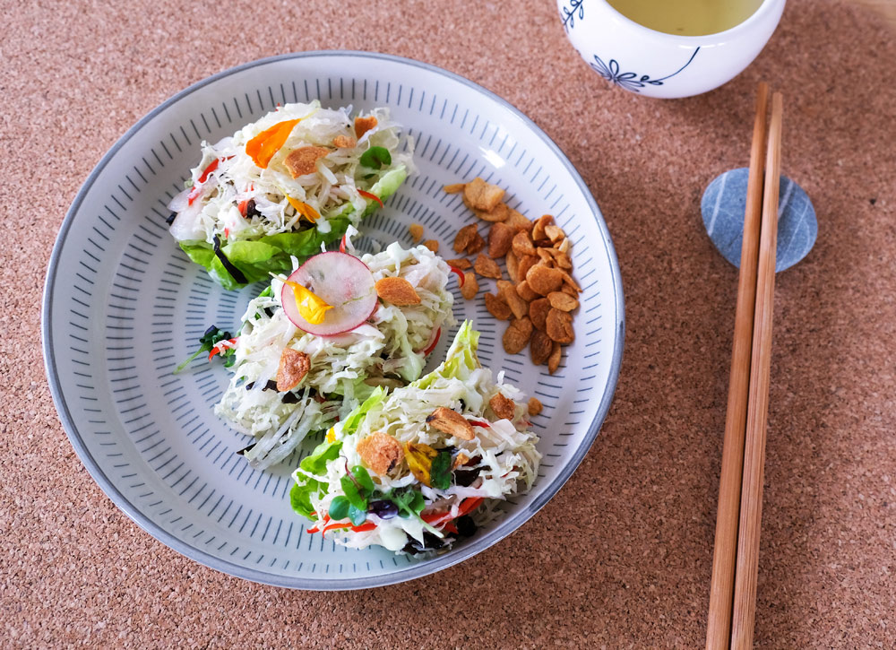 Lekker fris, dit voorgerecht van little gem salade met wasabimayonaise, umami, thuisbezorgd maaltijden