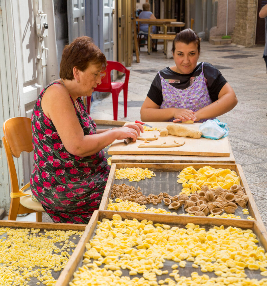 In het oude Bari maken vrouwen verse pasta. Puglia, Italie, rondreis door de hak