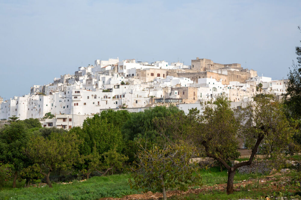 Ostuni, een van de witte bergdorpjes. Puglia, Italie, rondreis door de hak