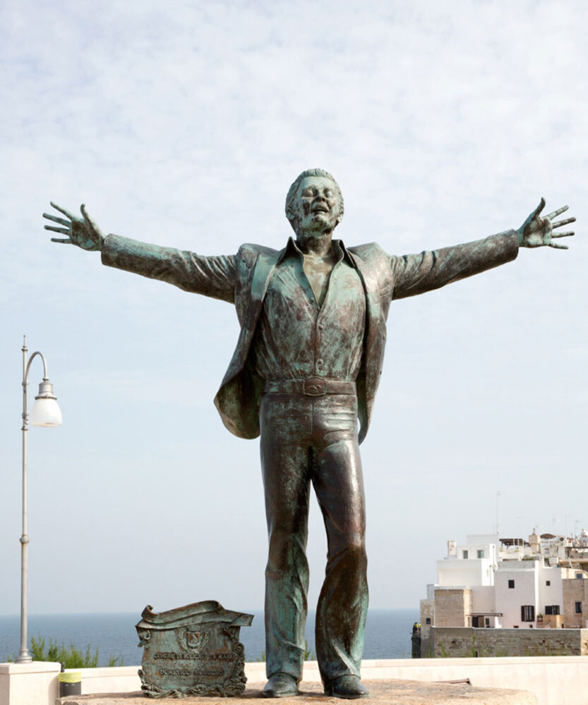 Polignano a Mare blijkt de geboorteplaats van zanger Domenico Modugno . Puglia, Italie, rondreis door de hak