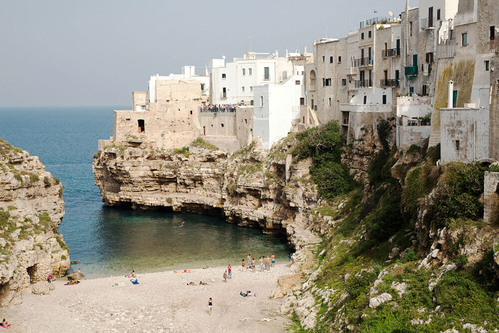 Polignano a Mare met een intiem strandje aan de baai. Puglia, Italie, rondreis door de hak