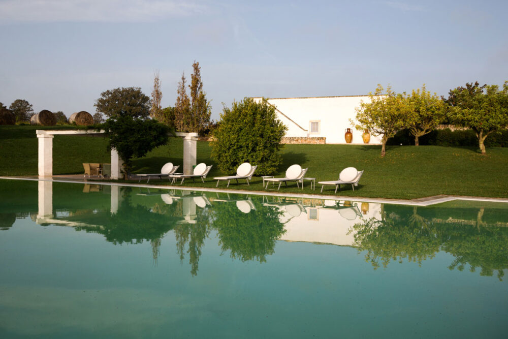 Het gras is nat van de dauw als ik richting zwembad van villa Cenci loop. Puglia, Italie, rondreis door de hak