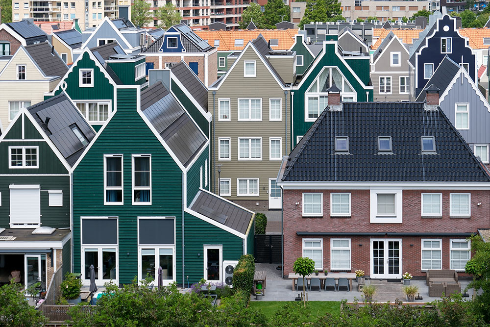 Woonwijk met veel zonnepanelen op de daken, zaanse eilanden, zaandam, zaanstad